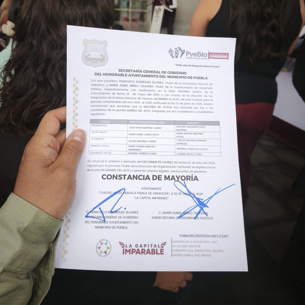 Documento oficial titulado 'Constancia de Mayoría' que certifica a una persona como ganadora de una elección en Puebla, México. El documento está firmado por funcionarios del Ayuntamiento y contiene información sobre el candidato y los votos recibidos.